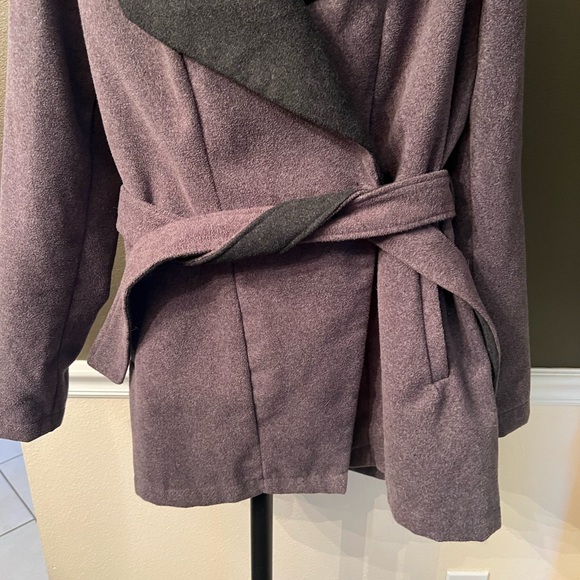 A.N.D EAWY Winter Coat.  Large. 100% Polyester. - Picture 9 of 10